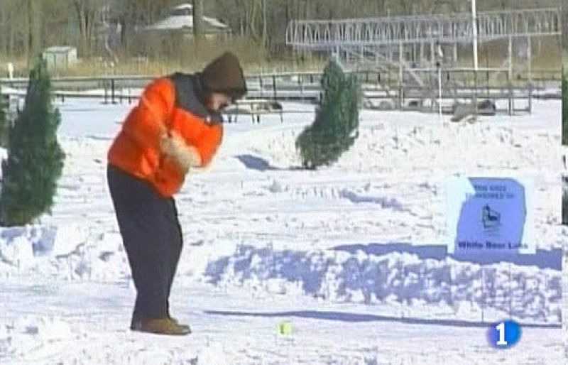   Un lago congelado de Minnesota ha servido de escenario para la celebración de un campeonato de snowgolf.