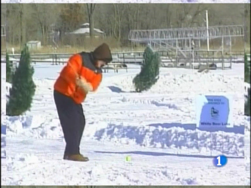   Un lago congelado de Minnesota ha servido de escenario para la celebración de un campeonato de snowgolf.