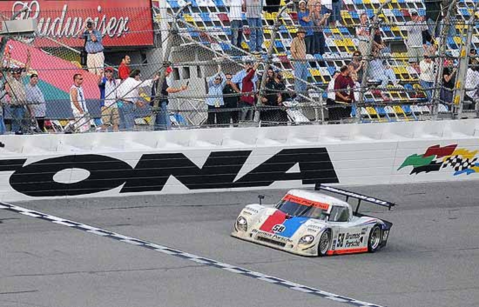El piloto español Antonio García se ha impuesto en las 24 horas de  Daytona, al volante del Porsche Riley del equipo Brunos Racing,  gracias a tan solo centésimas, sobre el Lexus Riley del todo poderoso  Ganassi, conducido por Juan Pablo Montoya.