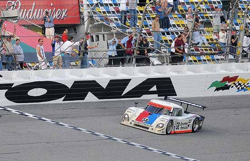  El piloto español Antonio García se ha impuesto en las 24 horas de  Daytona, al volante del Porsche Riley del equipo Brunos Racing,  gracias a tan solo centésimas, sobre el Lexus Riley del todo poderoso  Ganassi, conducido por Juan Pablo Montoya.