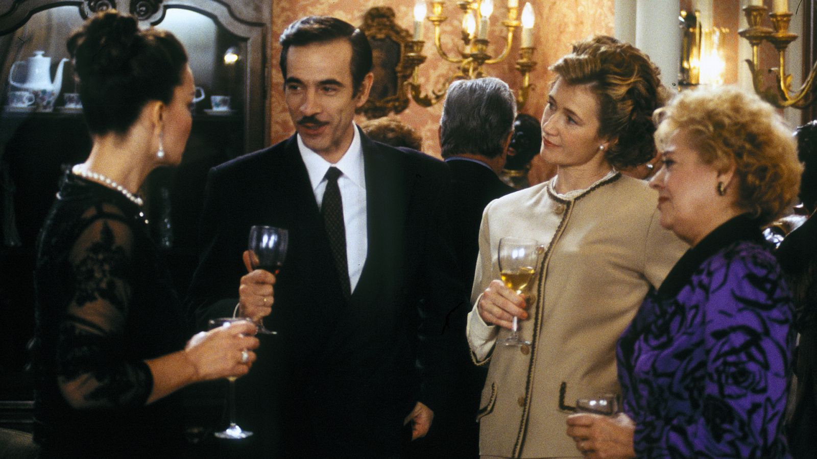 Cuéntame cómo pasó - T1 - Episodio 16: Entre beso y beso, terremoto - Ver ahora