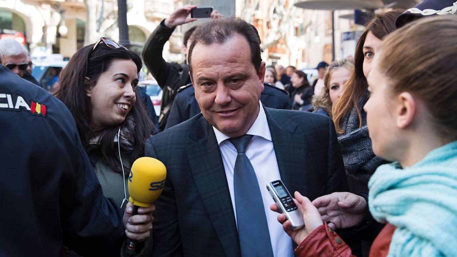 Horrach insiste en que la prisión preventiva eludible para Urdangarin y Torres estaría "justificada" - Los desayunos | Ver