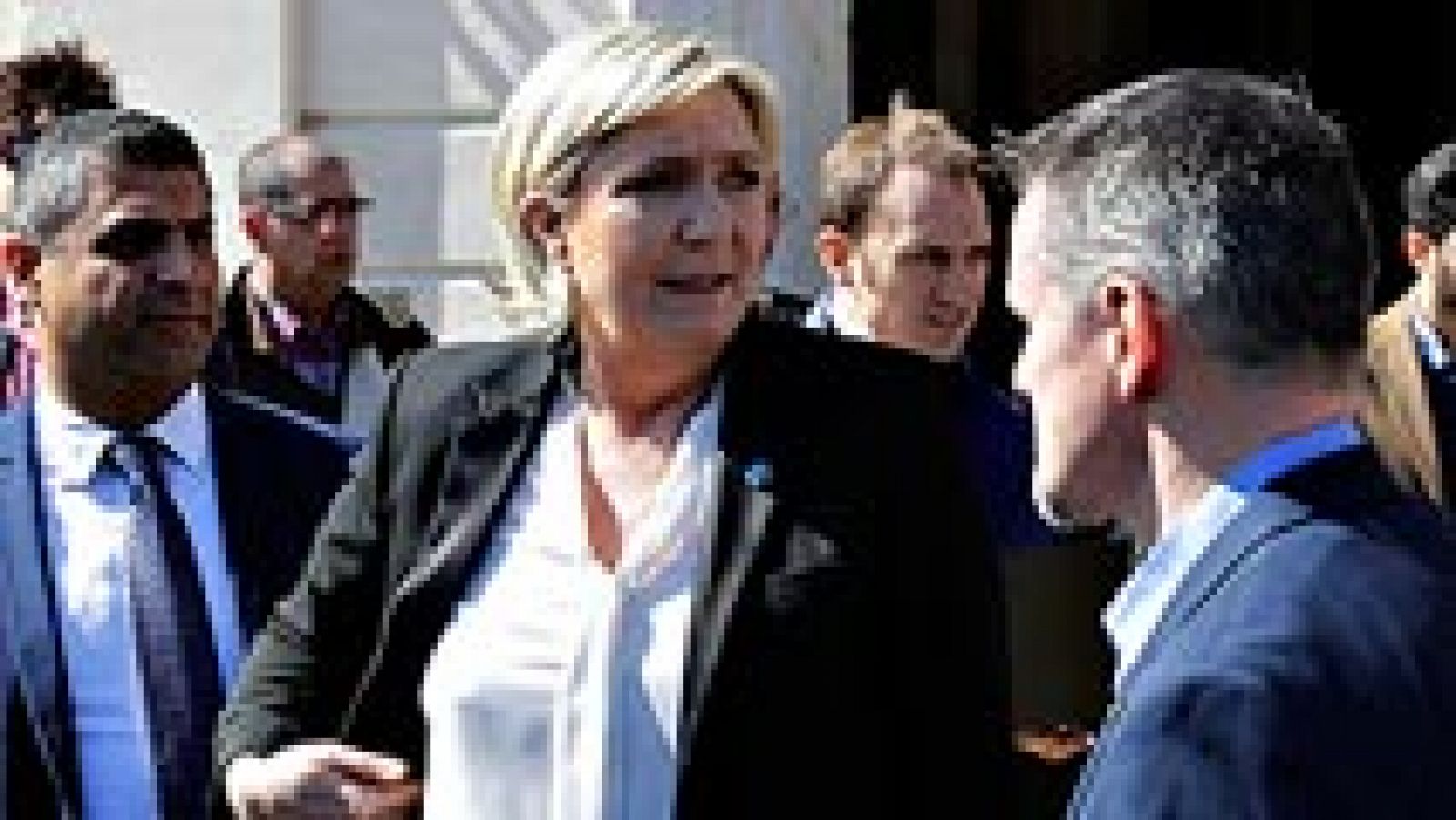 Telediario 1: Marine Le Pen se niega a cubrirse con un velo para reunirse con el gran muftí de Líbano | RTVE Play