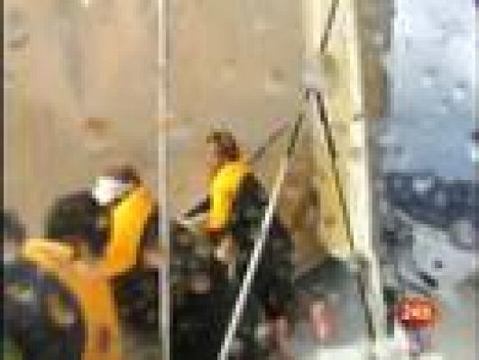  - El barco español capea el temporal