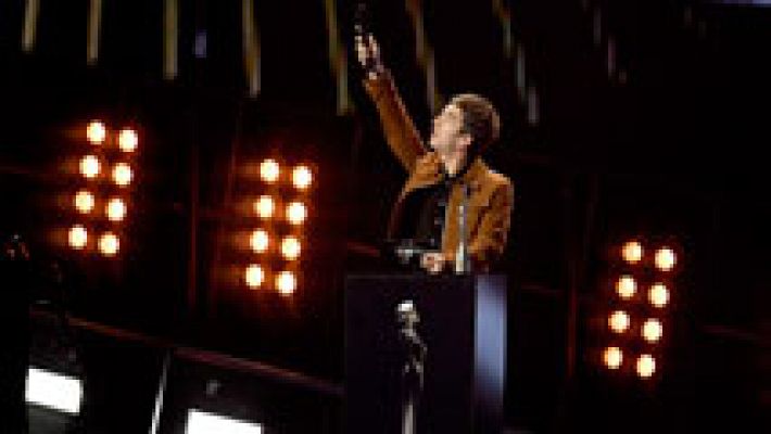 Telediario 1 - David Bowie destaca a título póstumo en los Brit Awards de Londres