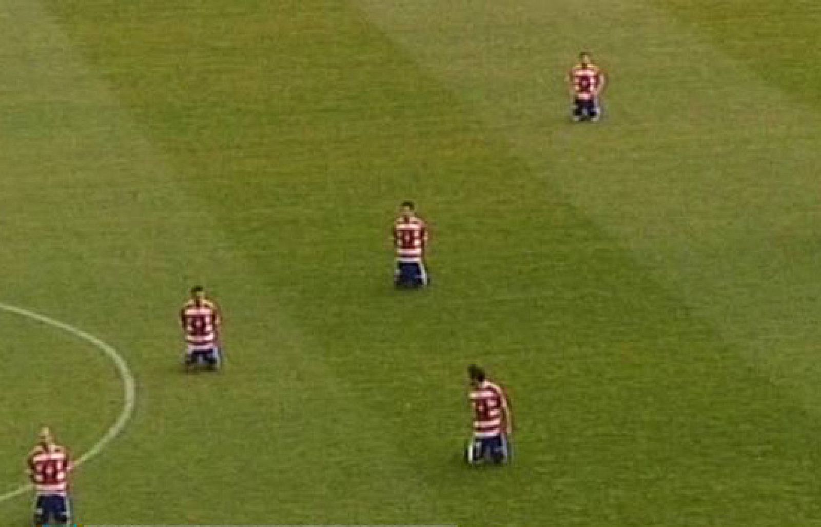 Los jugadores del Granada, equipo de segunda B, se han arrodillado en mitad de un partido liguero, como protesta a los impagos de sus salarios desde hace cuatro meses. A pesar de este dato, el equipo ganó el partido.