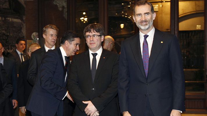 Telediario 1 - Felipe VI defiende una colaboración entre las distintas instituciones en la cena del MWC