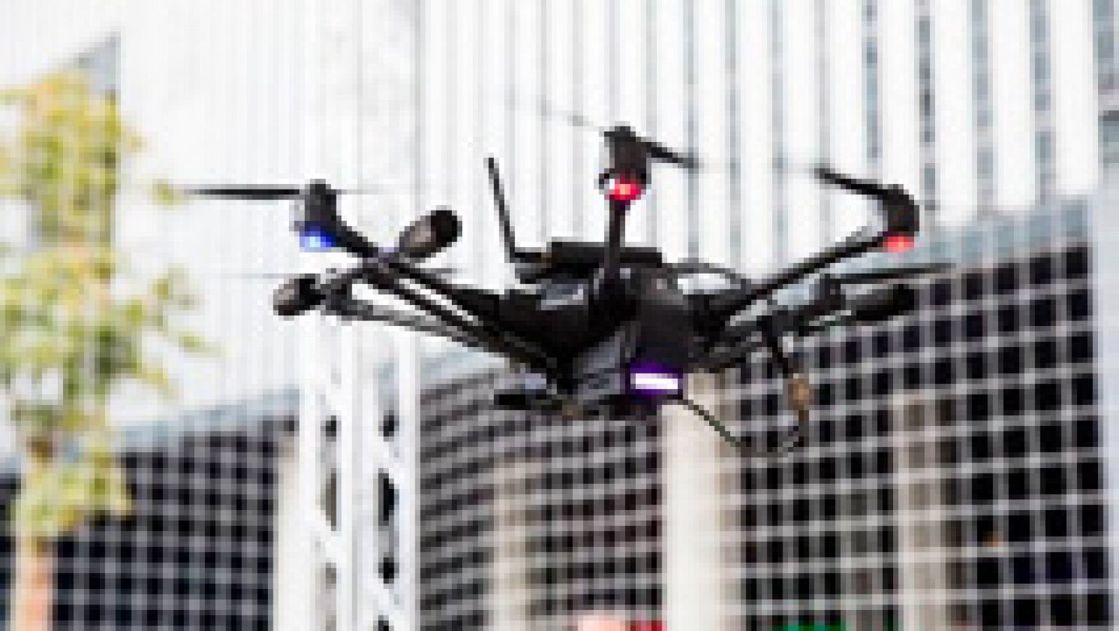 Telediario 1: Drones que se recargan en el vuelo y que se pueden controlar usando gafas de VR | RTVE Play