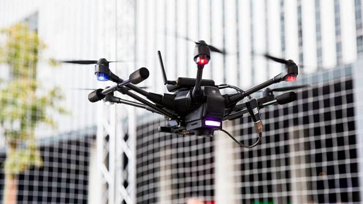 Telediario 1 - Drones que se recargan en el vuelo y que se pueden controlar usando gafas de VR