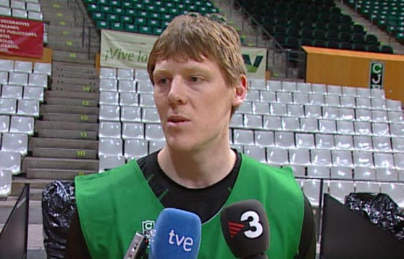  Real Madrid y Regal Barcelona se enfrentan este miércoles en busca de una plaza para la Final Four de Berlín. Por otro lado, Cobi Karl ha sido presentado como nuevo jugador del DKV Joventut.