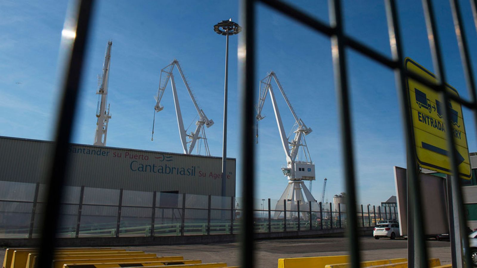 Patronal y sindicatos de estibadores retoman la negociación para evitar la huelga