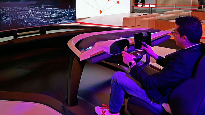 Telediario 1 - El sector del automóvil aprieta el acelerador y apuesta por el 'Internet de las cosas' en el MWC
