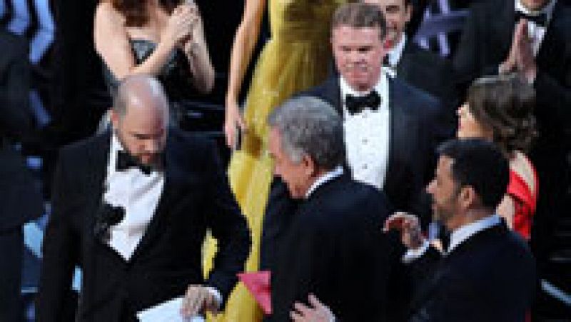 La Academia pide perdón a los implicados en el error de los Oscar