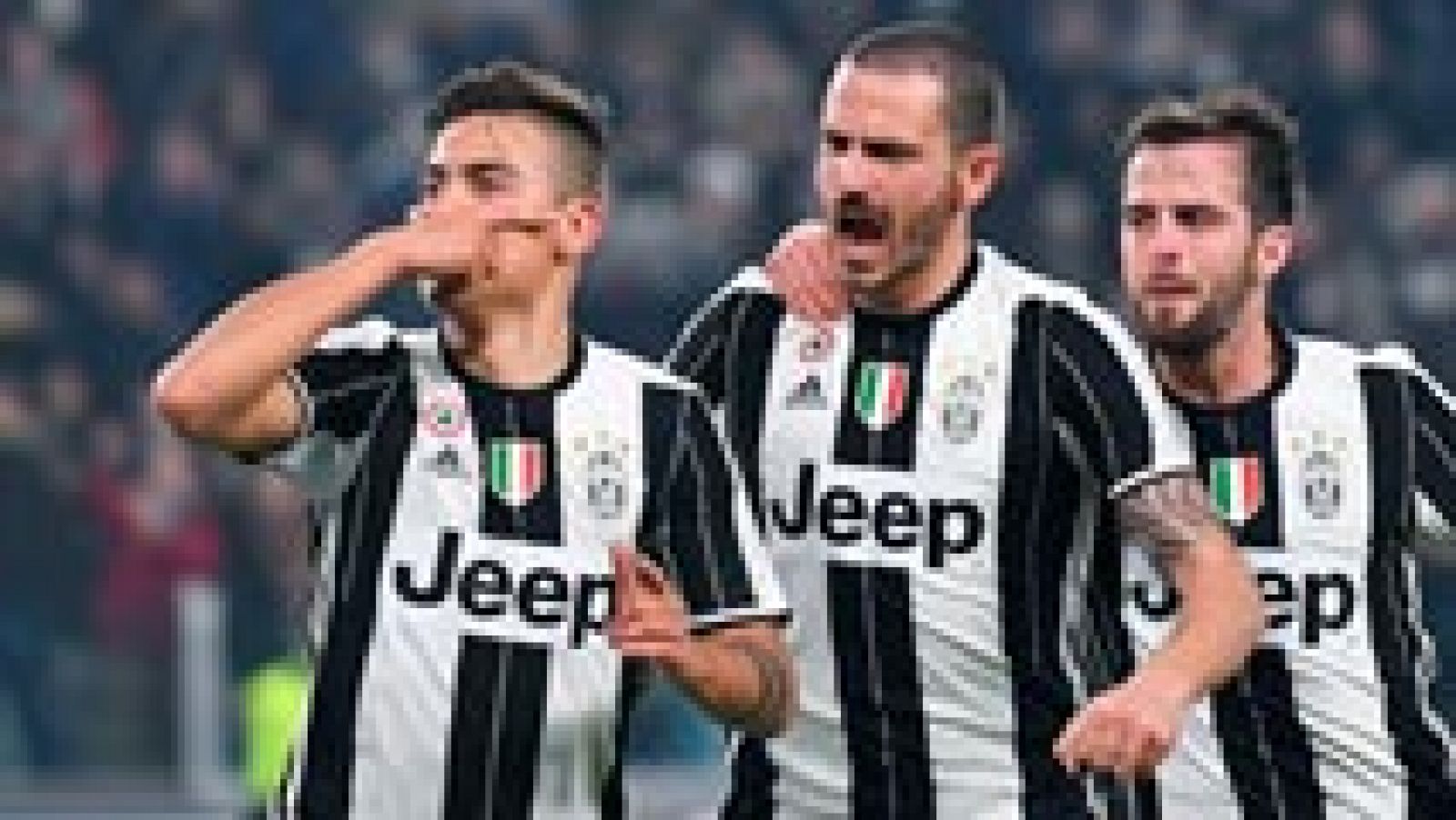 La Juventus de Turín remontó ante la SSC Nápoles (3-1) en el Juventus Stadium en la ida de las semifinales de la Copa de Italia tras sobreponerse a un gol de Callejón gracias a dos penaltis de Dybala y un tanto de Higuaín, dejando así la eliminatoria encarrilada para la vuelta y avanzando así hacia su tercera Copa de Italia consecutiva.