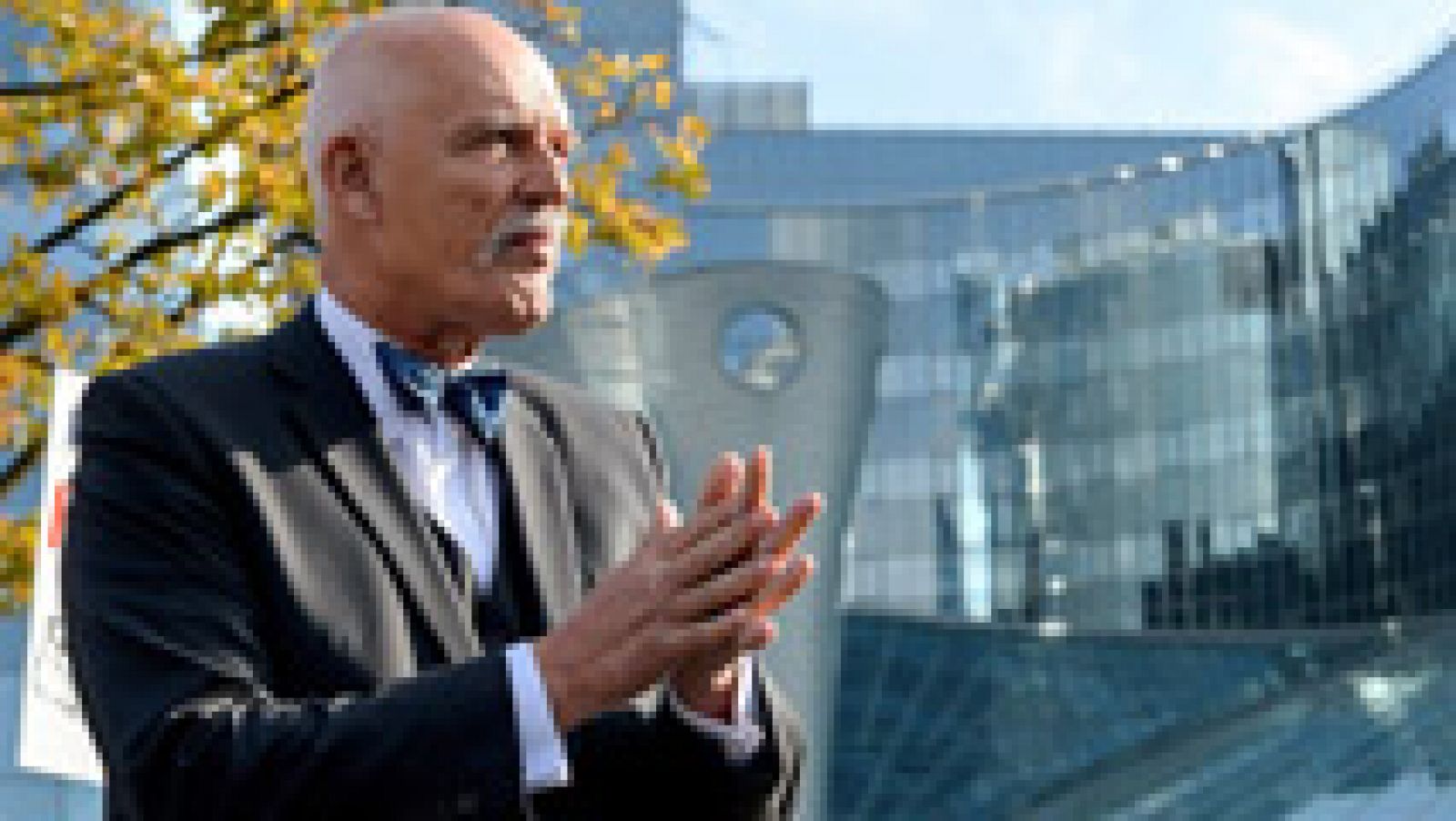 El polémico eurodiputado polaco Janusz Korwin-Mikke ha defendido este jueves la brecha salarial entre hombres y mujeres, justificada, según él, por la "inferioridad" femenina, un comentario que ha motivado un rifirrafe con la parlamentaria socialista