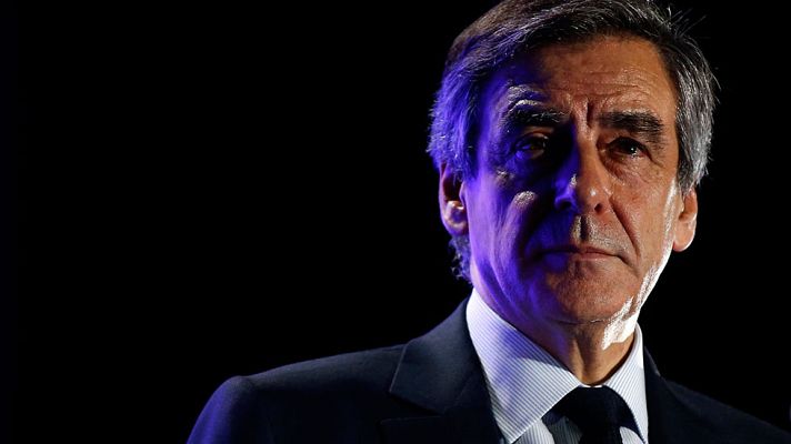 Telediario 1 - Las deserciones se multiplican en el entorno de Fillon
