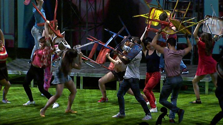 Telediario 1 - 'La Revoltosa', una de las grandes zarzuelas del siglo XIX se actualiza y traslada su patio de vecinos a nuestra época.