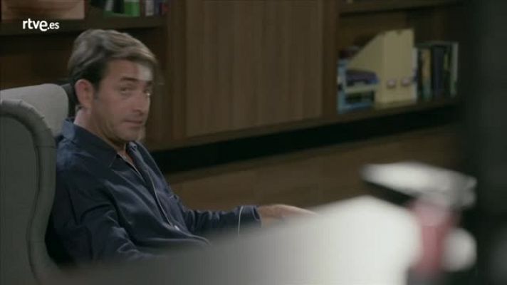 iFamily - Kike aprovecha el coma de su hermano para pegarle con un mar