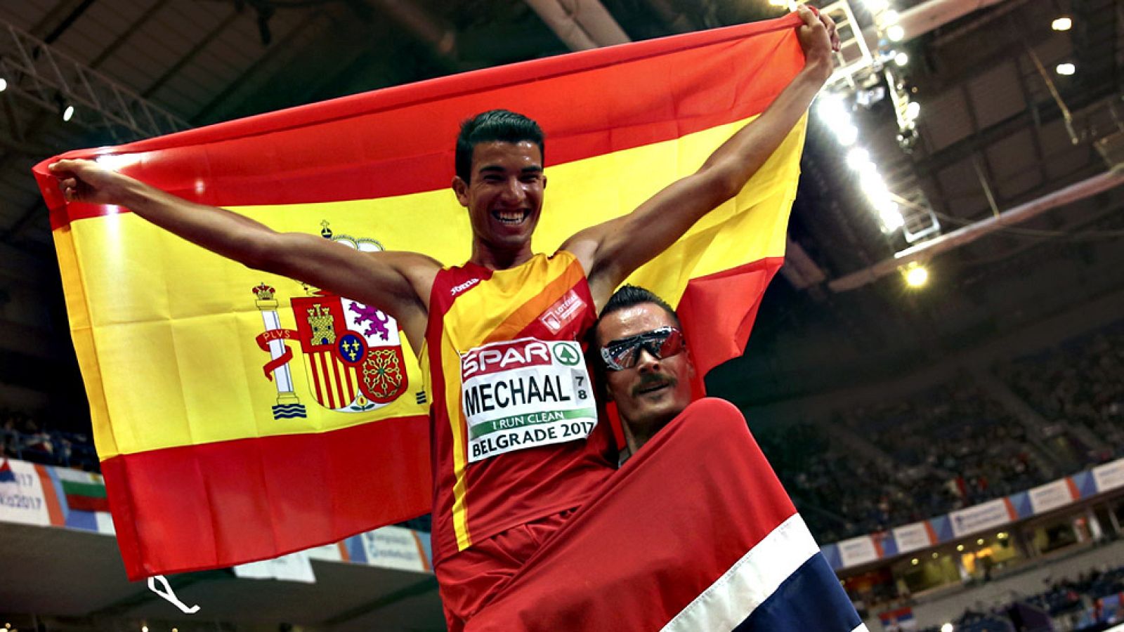 Un año después de proclamarse subcampeón de Europa de 5.000 al aire libre, el español Adel Mechaal relegó al olvido sus problemas con las autoridades antidopaje al conquistar la medalla de oro de 3.000 metros en pista cubierta en una carrera magistra