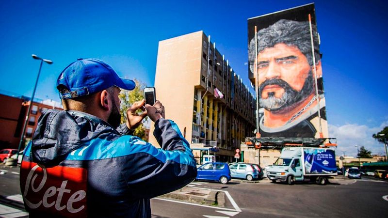 Un paseo por la ciudad italiana basta para comprobar que el amor de sus habitantes por Maradona sigue muy vivo. Los aficionados del rival del Madrid en la Champions sigue adorando a su gran ídolo futbolístico.