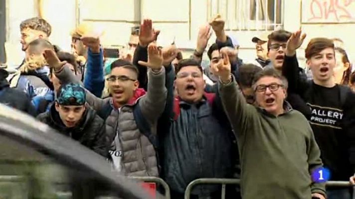 Telediario 1 - Centenares de hinchas napolitanos reciben al Real Madrid