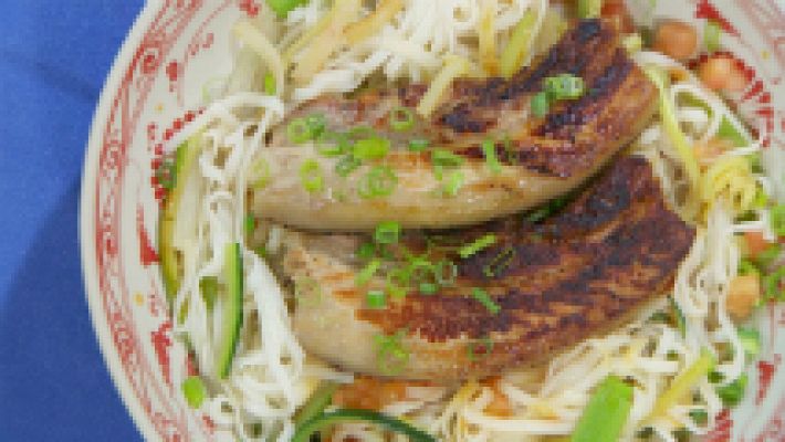 RTVE Cocina - Fideos de arroz con cerdo crujiente