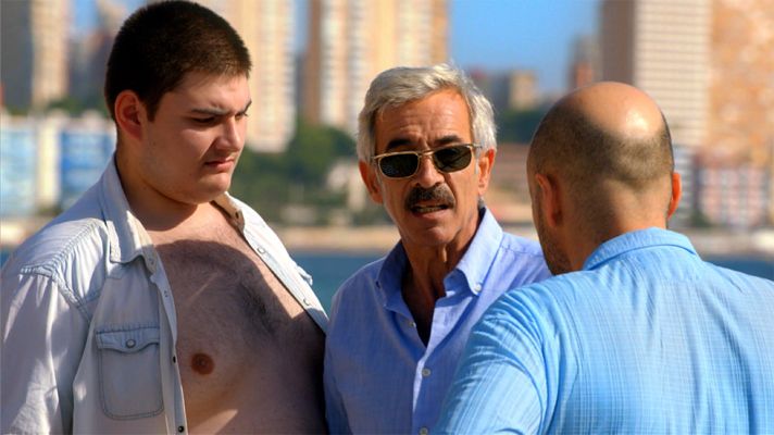 Cuéntame cómo pasó - Antonio haciendo amigos en las playas de Benidorm