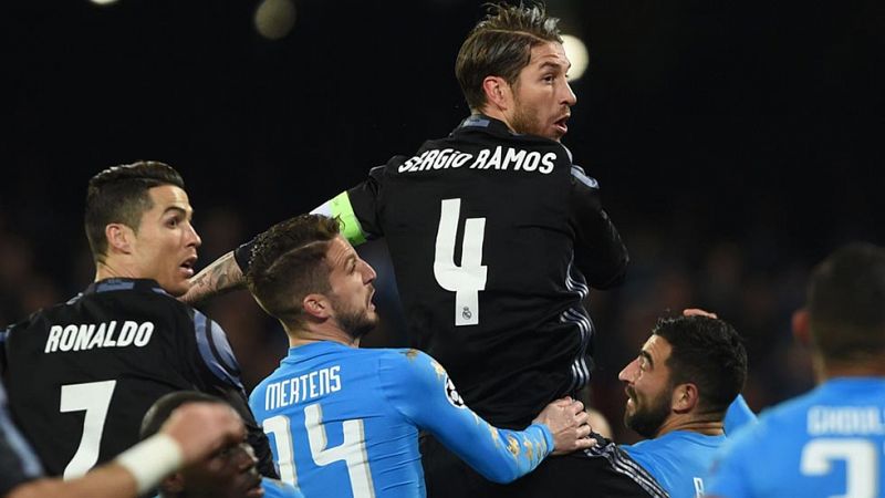 El Real Madrid consiguió su pase a cuartos de final de la Champions al eliminar al Nápoles en San Paolo (1-3) gracias a los goles de Sergio Ramos, que volvió a aparecer para salvar a su equipo cuando peor lo estaba pasando.