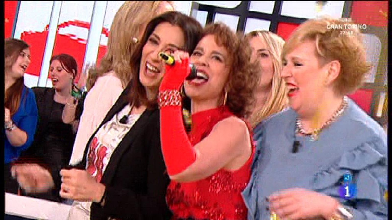 Vcky Larraz canta 'No controles'