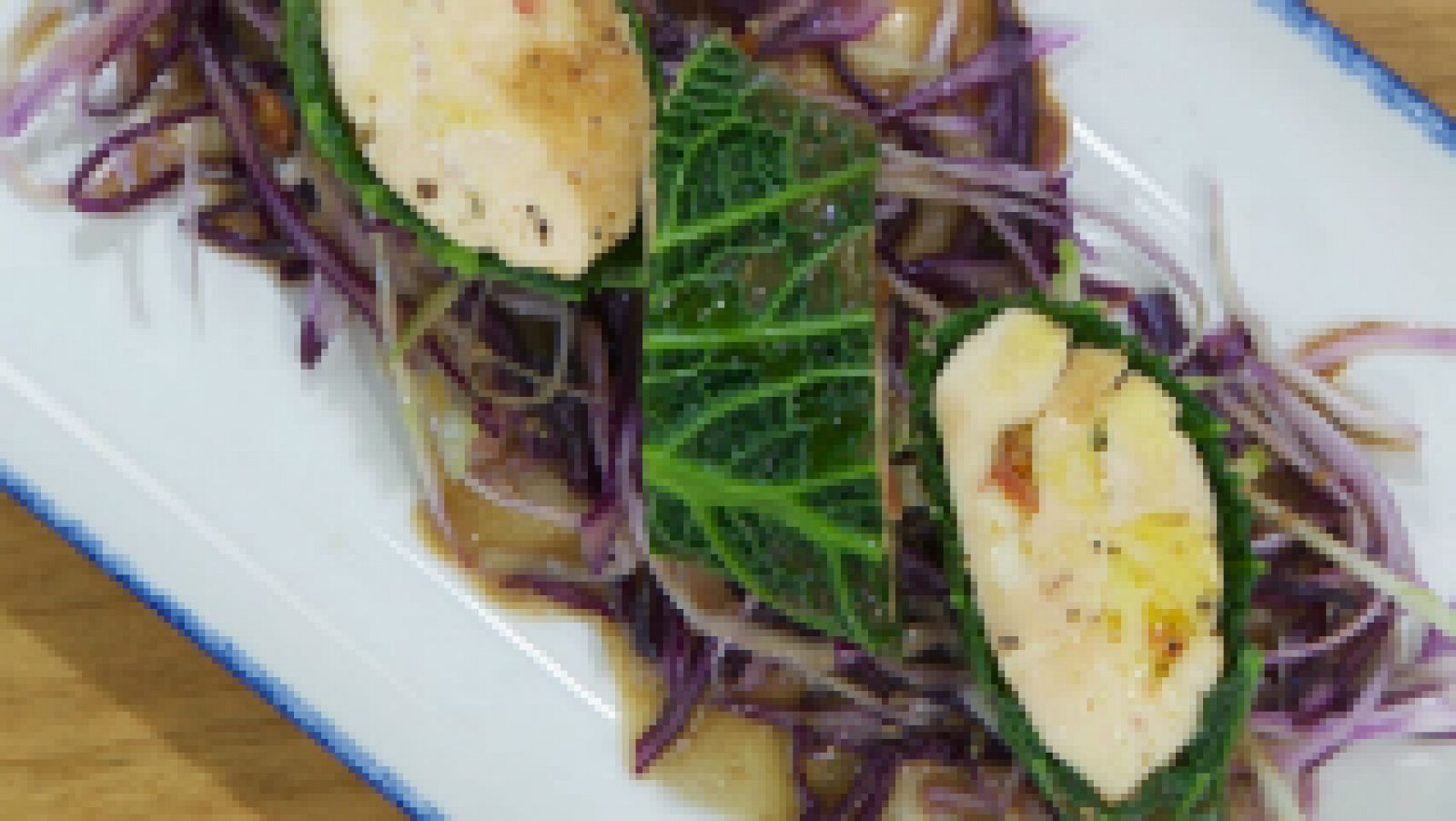 RTVE Cocina: Ensalada de col y manzana con pollo | RTVE Play