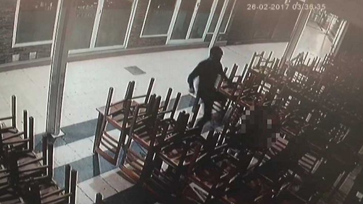 Telediario 1 - La policía detiene en Benidorm a un hombre por apalear brutalmente a su pareja, menor de edad