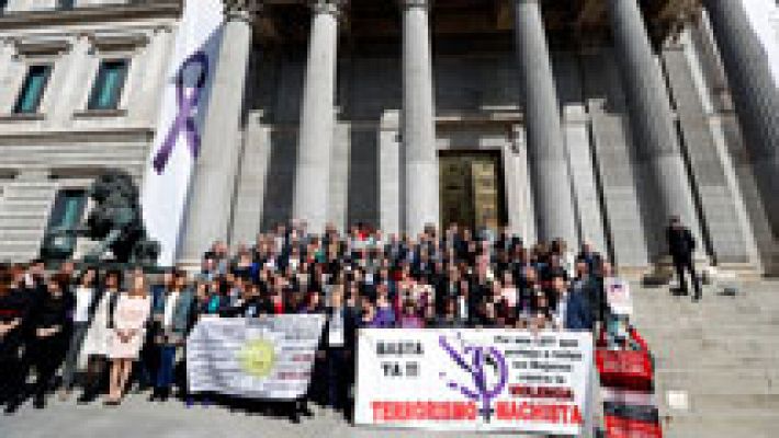Telediario 1 - Durante 24 horas el Congreso se tiñe de morado para conmemorar el día internacional de la mujer