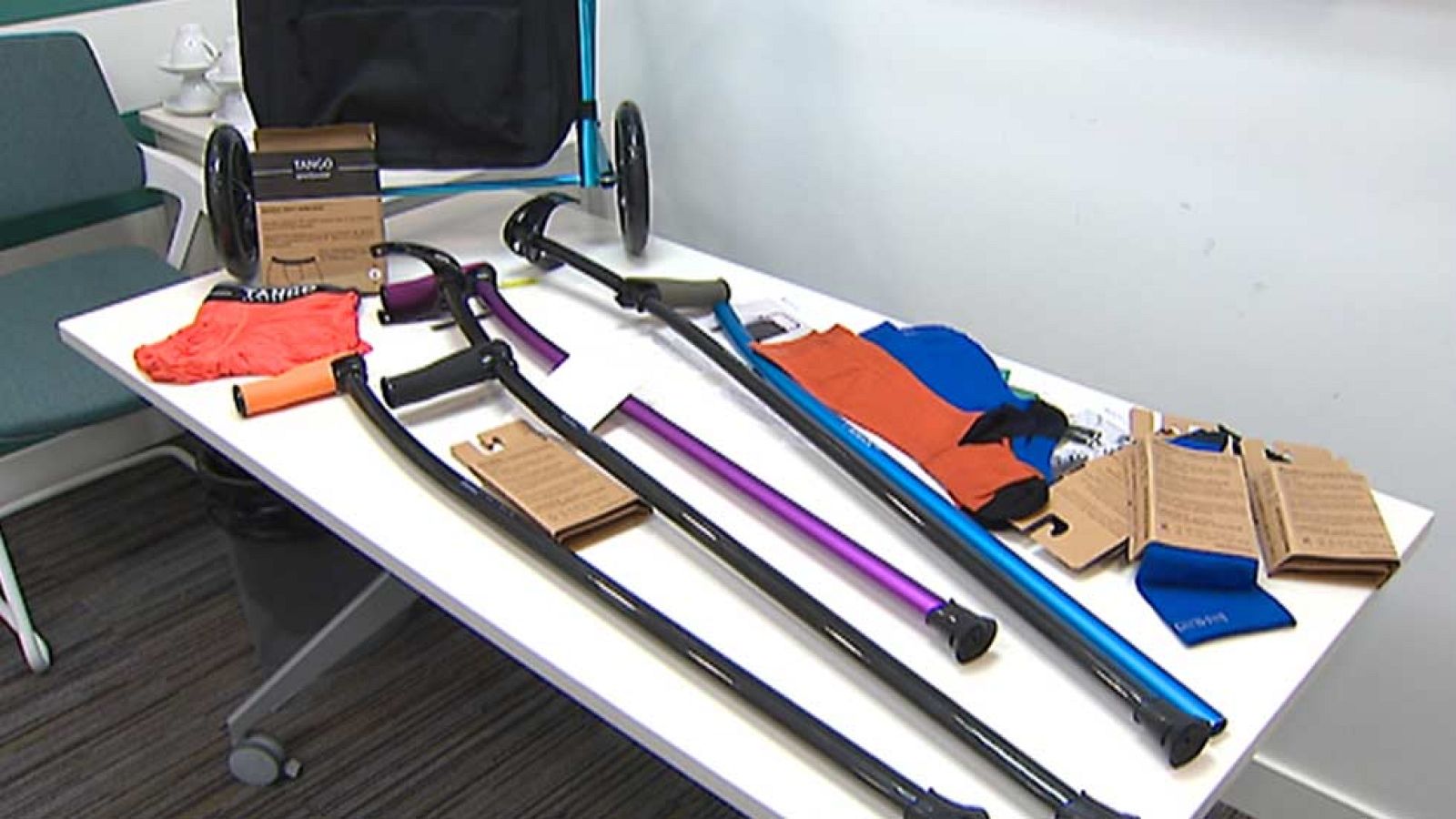 Un superviviente del accidente de Spanair idea las muletas más ligeras del mundo