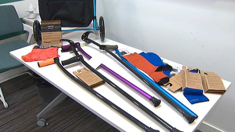 Un superviviente del accidente de Spanair idea las muletas más ligeras del mundo