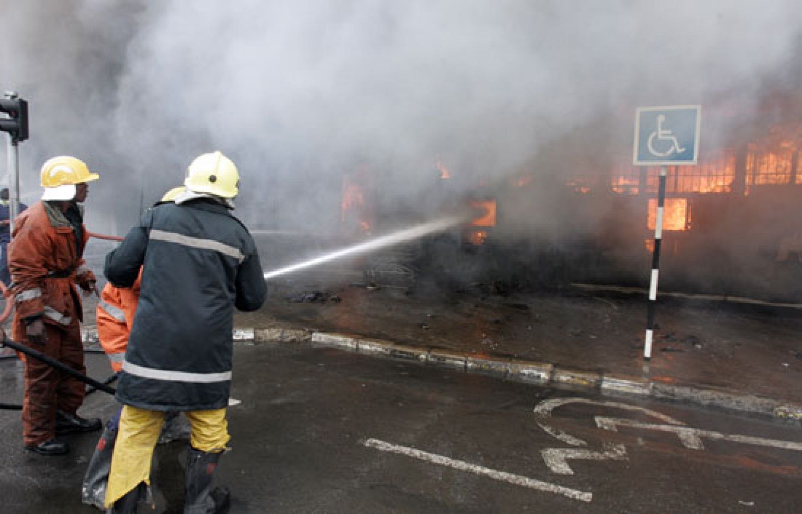 Un incendio desatado en un mercado en el centro de Nairobi, Kenia, ha provocado la evacuación de miles de personas.