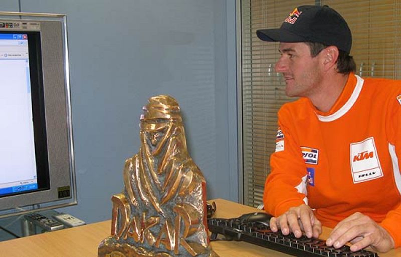 Marc Coma y Stephane Peterhansel han visitado las instalaciones de RTVE.es. El español, vigente vencedor del Dakar en la categoría de motos ha mostrado el trofeo y ha respondido a las preguntas de los internautas. el francés Peterhansel, con nueve Da