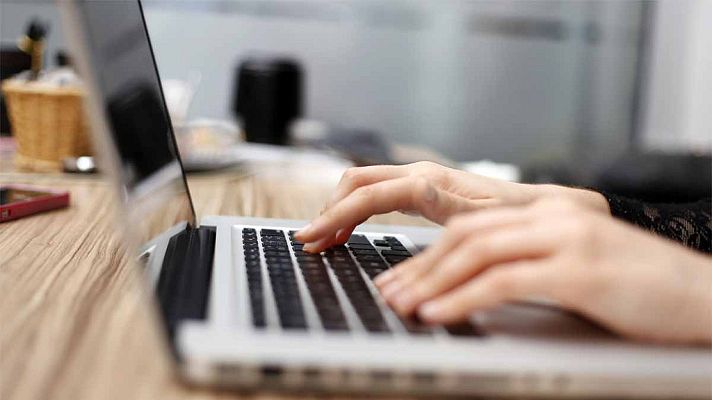 Telediario 1 - A tres de cada cuatro internautas les costaría vivir sin conectarse