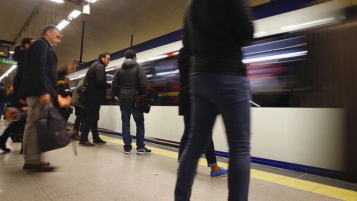 Telediario 1 - Joaquín Sabina presenta su nuevo disco en una ruta por el Metro de Madrid