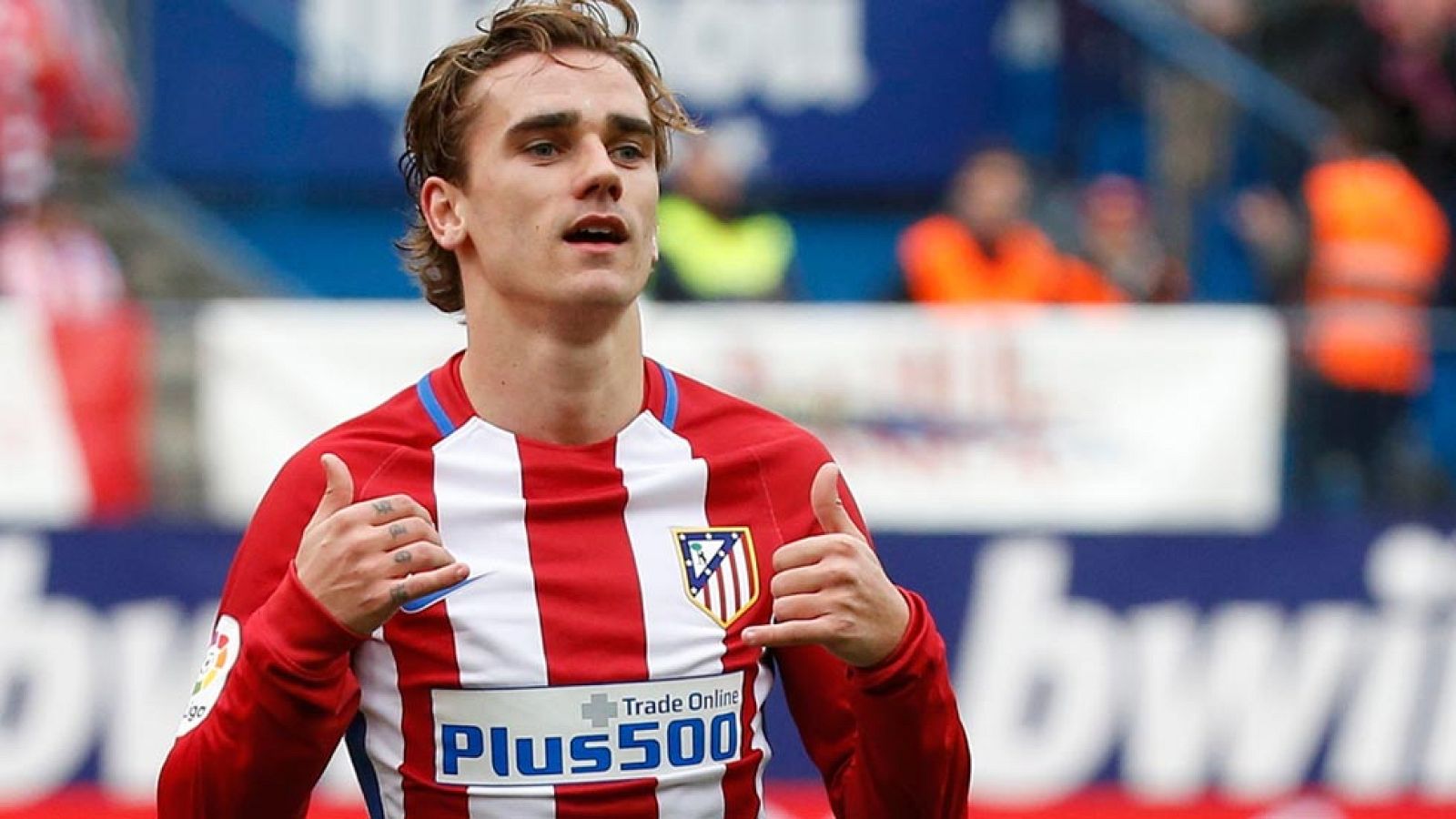 El jugador francés del Atlético de Madrid Antoine Griezmann ha reconocido en una entrevista exclusiva en TVE que no tiene intención de cambiar de club y que está contento en el club rojiblanco, en el que dice tener "un entrenador top".