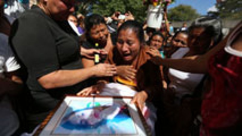 Entierran a las niñas que murieron en un incendio en Guatemala
