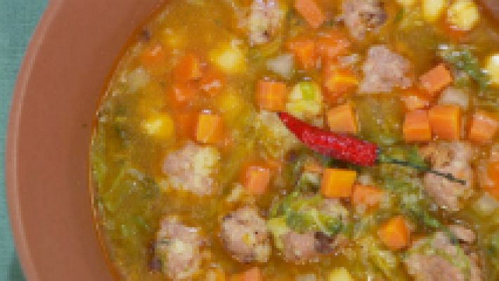 Sopa de coles y pelotas de carne 