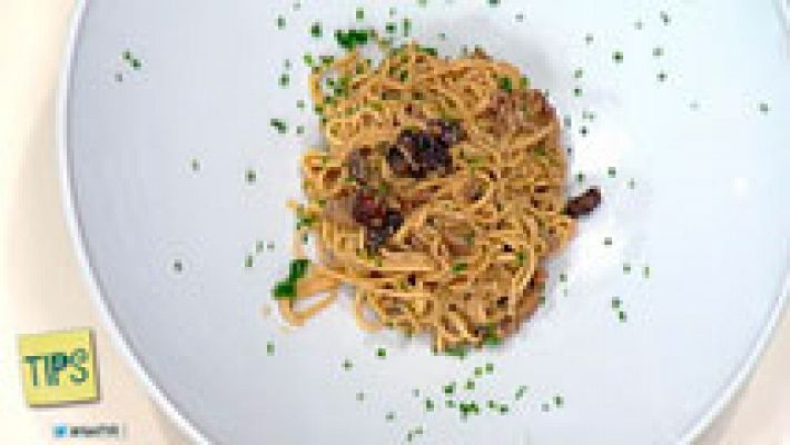 Pasta salteada con frutos secos y soja