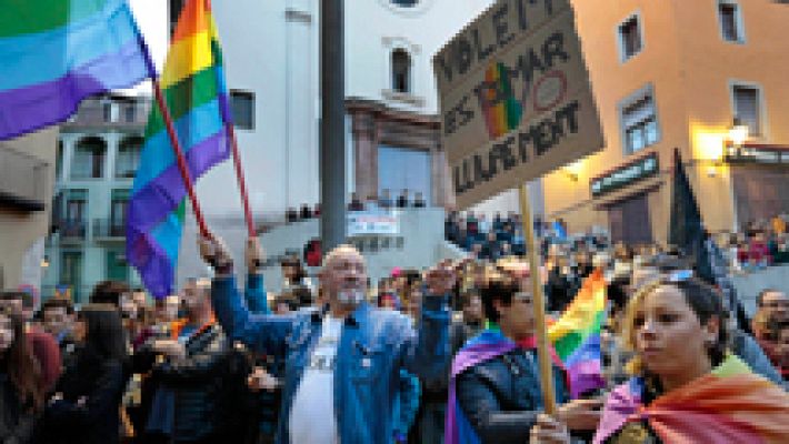 Telediario 1 - Los Mossos d'Esquadra detienen a un hombre acusado de una agresión homófoba en Berga, Cataluña