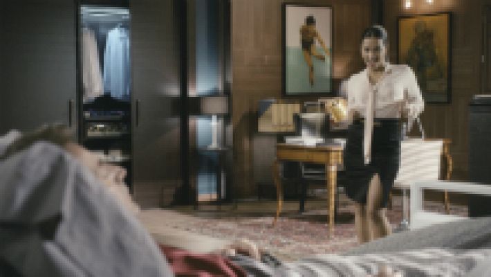 iFamily - Isa le hace un streeptease a Luis para que despierte del com