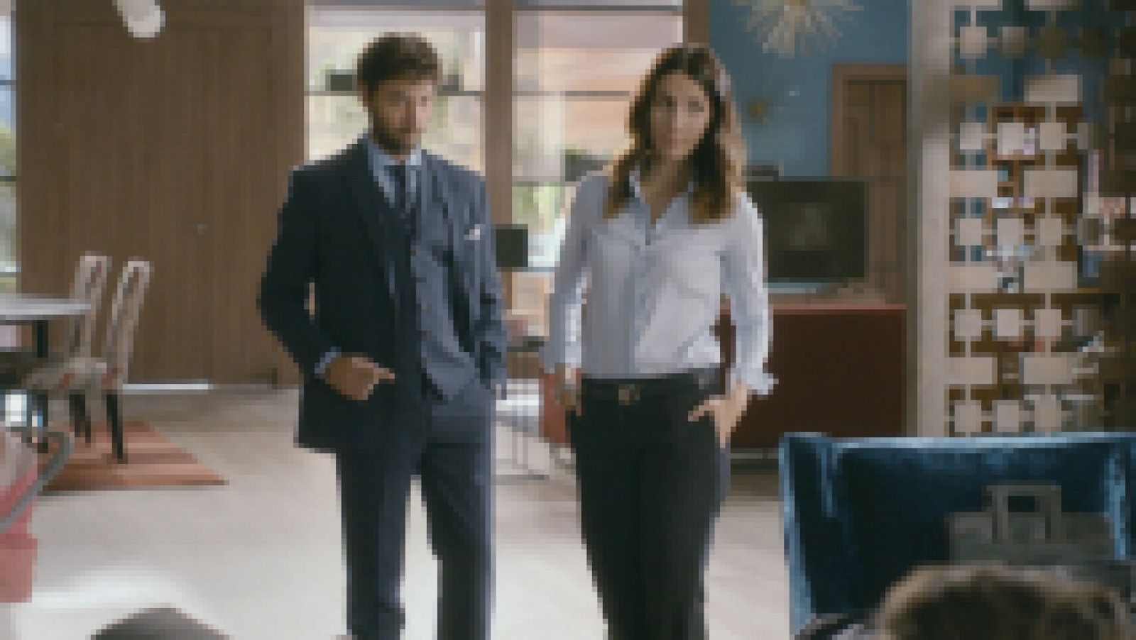 iFamily - Lola se queda sin palabras cuando ve entrar a Kike en traje