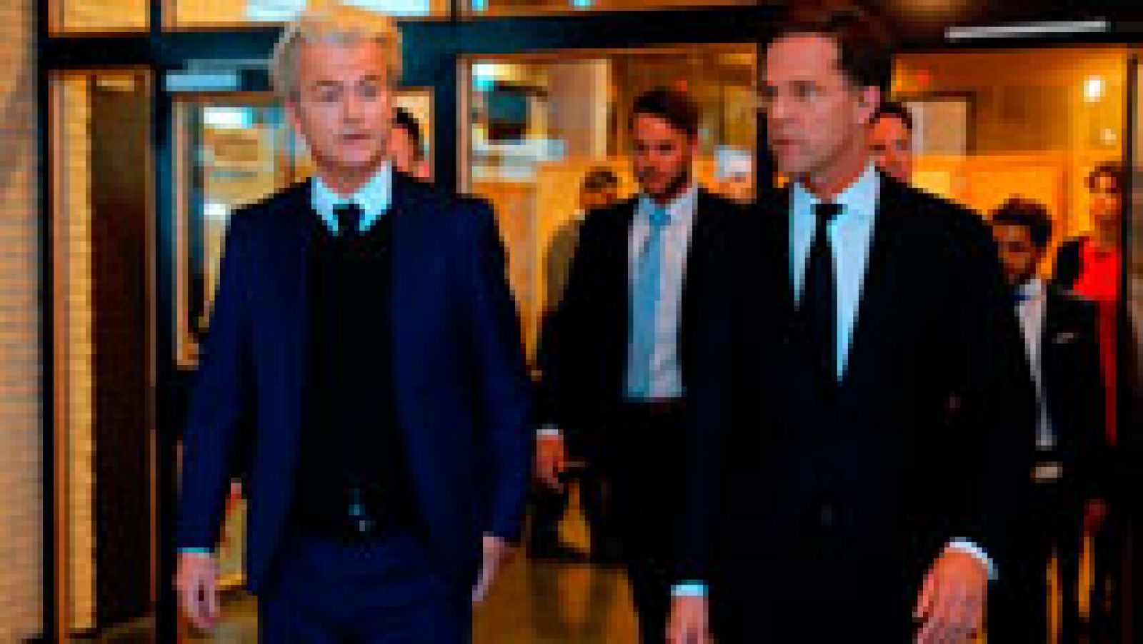 Telediario 1: Máxima igualdad entre Mark Rutte y Geert Wilders en los sondeos para las elecciones holandesas | RTVE Play