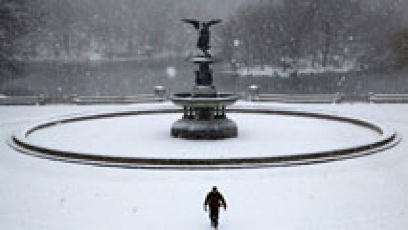 Nueva York en estado de emergencia por la nieve que alcanzará los 60 cm