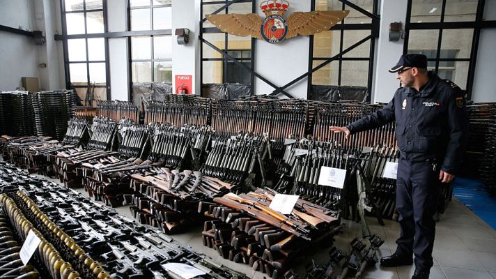 Telediario 1 - La Policía Nacional interviene un gran arsenal armamentístico con la ayuda de la Europol