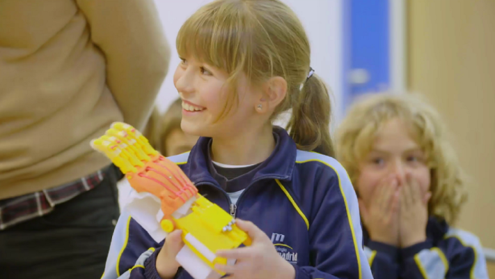 El árbol de los deseos - Sara recibe su mano robótica