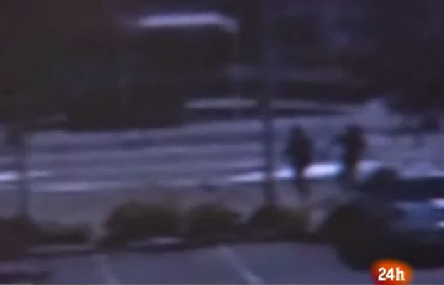  - Dos presos y una farola